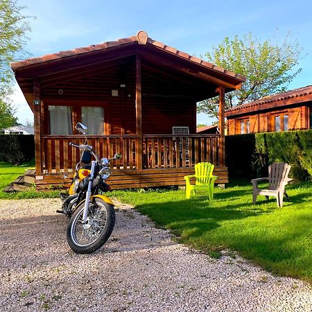 Camping Familial Paisible Avec Piscine, Mobil Home , Chalet, Studio & Emplacement Nue Casties-Labrande Exterior foto