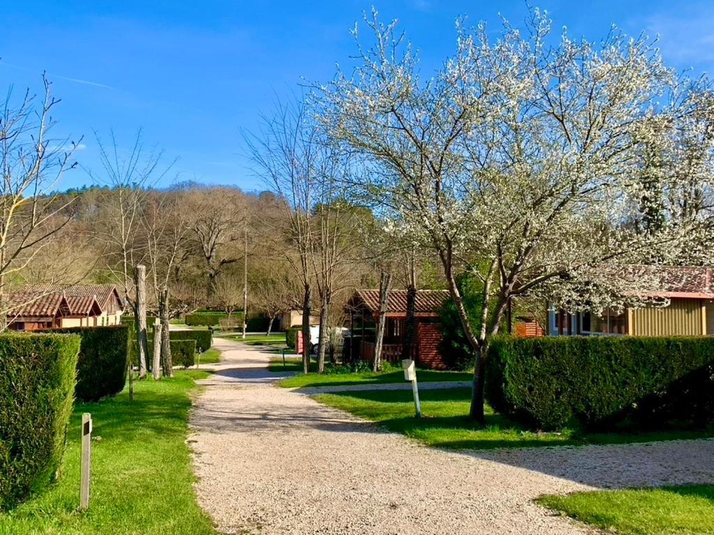Camping Familial Paisible Avec Piscine, Mobil Home , Chalet, Studio & Emplacement Nue Casties-Labrande Exterior foto