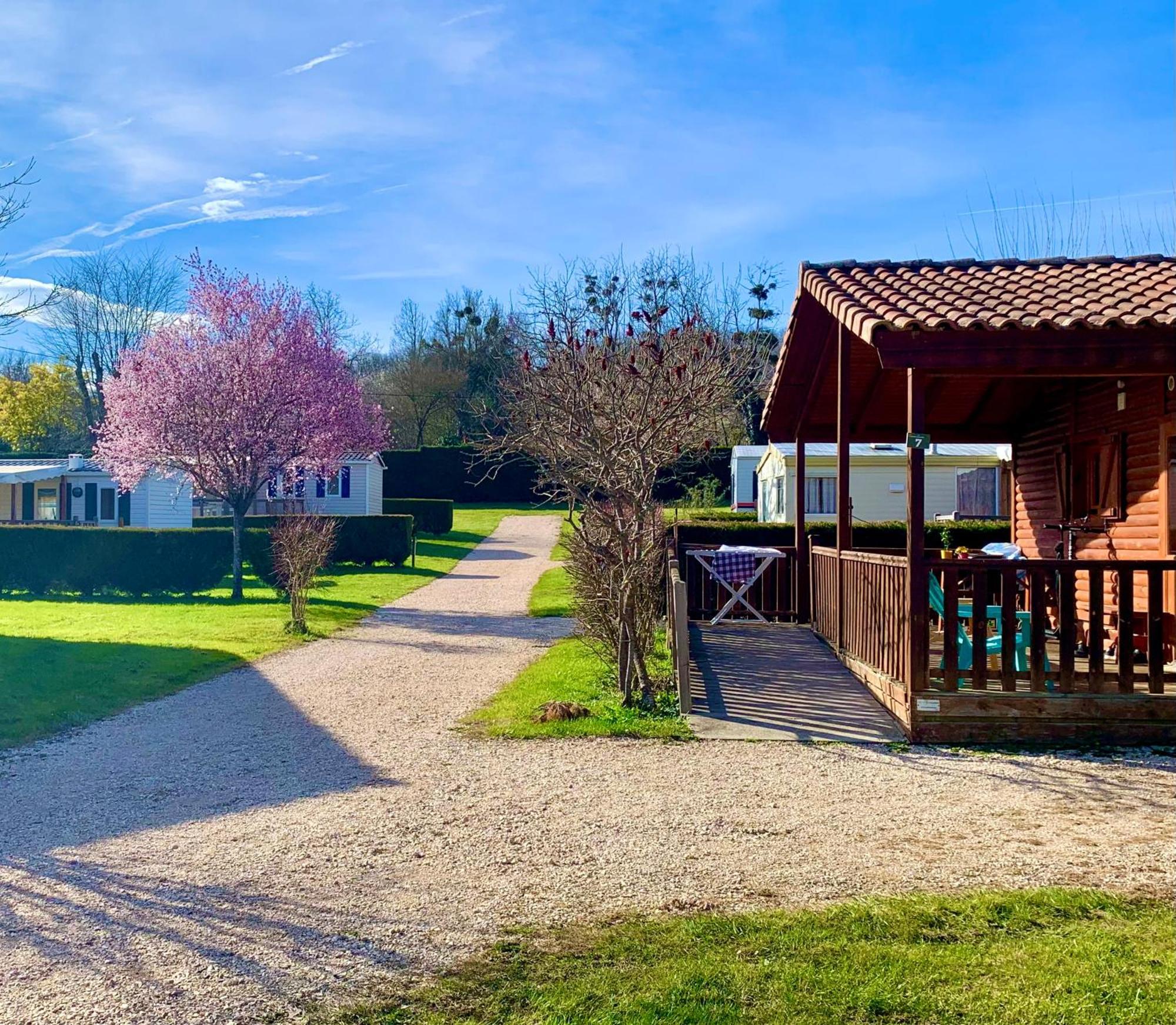 Camping Familial Paisible Avec Piscine, Mobil Home , Chalet, Studio & Emplacement Nue Casties-Labrande Exterior foto