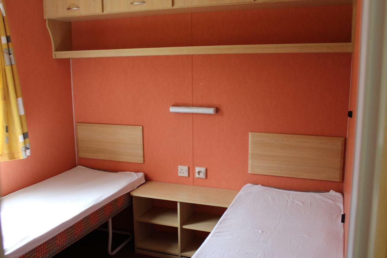Camping Familial Paisible Avec Piscine, Mobil Home , Chalet, Studio & Emplacement Nue Casties-Labrande Exterior foto